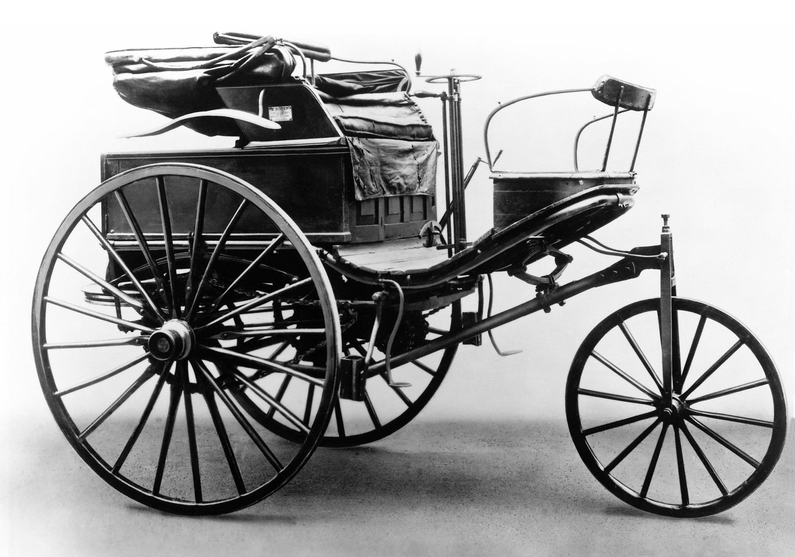 Эволюция автомобильной индустрии: история разработки первого автомобиля с двигателем внутреннего сгорания